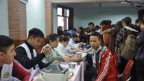 Không quản ngại mưa rét, sinh viên các trường nghệ thuật hiến máu cứu người