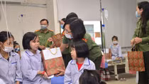 Mang yêu thương sưởi ấm các bệnh nhi khó khăn