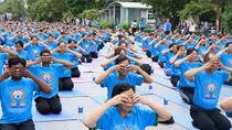 Hơn 1.500 người đồng diễn yoga