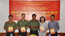 Trao tặng 39 hiện vật cho công an Cần Thơ, Yên Bái, Bảo tàng Hà Nội