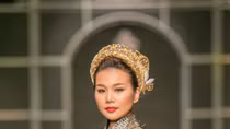 Siêu mẫu Thanh Hằng thăng hoa cùng phục trang và vàng gần 3 tỷ trong đêm 2-11