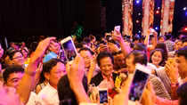 Sánh đôi với Kỳ Duyên, Chế Linh vẫn coi Phi Nhung là “người tình bé nhỏ”