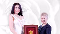 Á hậu Lệ Hằng mang tranh bằng vàng nguyên chất đến Miss Universe 