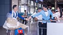 Dàn người đẹp và khán giả đón tân Nam vương Quốc tế Trịnh Bảo lúc nửa đêm