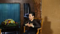 Ngại ngủ chung với Hồng Nhung, danh ca Khánh Ly lén ôm chăn khỏi giường 