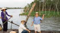 Hoàng Bách đưa con trai đi xuyên Việt làm MV tặng vợ