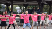 Nam ca sĩ Hoàng Bách đi giày cao gót nhảy flashmob kêu gọi bình đẳng giới