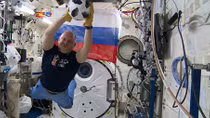 Trái bóng World Cup Telstar 18 vừa trở về từ trạm Quan sát Vũ trụ