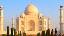 Đền Taj Mahal nổi tiếng ở Ấn Độ chuyển màu bí ẩn