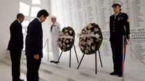 Thủ tướng Abe và Tổng thống Obama cùng "cúi đầu" ở Trân Châu Cảng