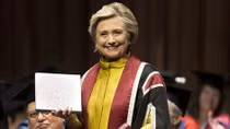 Bà Hillary Clinton rạng rỡ nhận bằng danh dự của đại học hàng đầu xứ Wales 