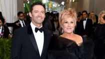 Kém vợ 13 tuổi, 'người sói' Hugh Jackman vẫn ca ngợi 'máy bay' hết lời 