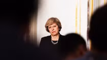 Thủ tướng Theresa May "xấu hổ" vì bê bối nhạy cảm của các nghị sĩ 