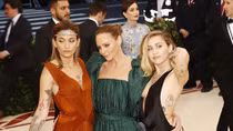 Miley Cyrus "thiêu đốt" ánh nhìn tại "Oscar thời trang"