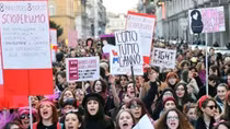 Biểu tình phản đối tòa án Italia tuyên "nạn nhân quá xấu để cưỡng hiếp"
