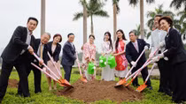 Đại sứ Nhật Bản trồng cây hoa anh đào tặng thành phố Hà Nội 