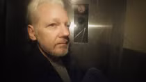 Trùm WikiLeaks gửi "tâm thư viết tay" cho báo giới từ trong tù 