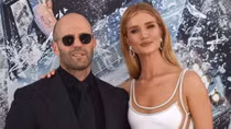 Siêu mẫu Rosie Huntington "tâm sự mùa COVID"
