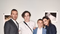 Gia đình Beckham lịch lãm tại triển lãm ảnh của cậu cả Brooklyn 