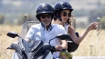 Cặp đôi George - Amal Clooney lãng mạn lái scooter ngắm cảnh tại Sardinia 