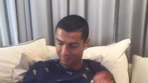 CR7 lần đầu tiên khoe ảnh cặp song sinh kháu khỉnh 