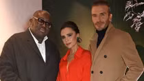 Vợ chồng Beckham tay trong tay không rời sau tiệc chào mừng Giáng sinh 