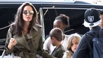 Angelina Jolie dẫn 6 con đi du lịch mà không có Brad Pitt
