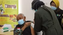Quan chức Indonesia dương tính với COVID sau khi tiêm vaccine 