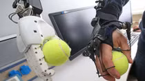 Nga "khoe" robot có khả năng bắn súng bằng hai tay 