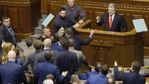 Ban sắc lệnh thiết quân luật, Tổng thống Ukraine bị chỉ trích vượt quyền