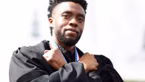 Nhận bằng tiến sĩ, Black Panther không quên chào kiểu Wakanda