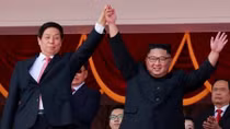 Ông Kim Jong-un xuất hiện "rạng rỡ" cùng Chủ tịch Quốc hội Trung Quốc 