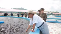 Ông Kim Jong-un đội mũ rơm "dân dã" thị sát nông trại cá 