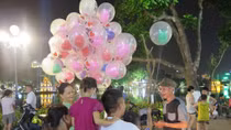 Người dân thủ đô chen nhau lên hồ Gươm giải nhiệt về đêm