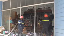Dập tắt vụ cháy tại một kho hàng trên đường Trường Chinh