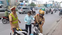 Kiên quyết xử phạt xe đạp, xe máy điện vi phạm luật giao thông
