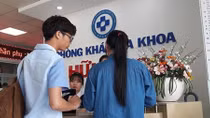 Bác sĩ Trung Quốc đeo tên tiếng Việt khám chui ở Đà Nẵng