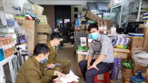 Cửa hàng thiết bị y tế bán khẩu trang và nước sát trùng đội giá "khủng" 