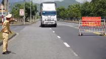 CSGT Công an TP Đà Nẵng đảm bảo TTATGT và phòng, chống dịch tại 12 chốt kiểm soát 