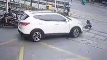 Xế hộp đâm trọng thương nữ nhân viên đang làm vệ sinh ray đường sắt