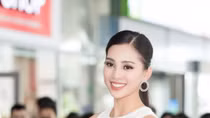 Hoa hậu Tiểu Vy rơi nước mắt trong ngày trở về thăm quê 
