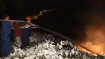 Hàng trăm người tham gia dập lửa trên bán đảo Sơn Trà trong đêm