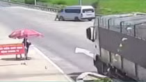 Tài xế nhấn ga vượt chốt kiểm dịch, hất văng CSGT