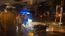 2 vợ chồng bị điện giật thương vong khi đi qua đoạn đường ngập 