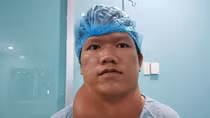 Sống chung u khổng lồ 2kg trên cổ hơn 25 năm. 