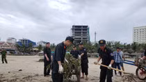 Công an Đà Nẵng giúp dân làm sạch bãi biển sau bão