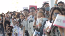 Đà Nẵng “náo động” vì fan vây kín đón thần tượng nhạc Twice