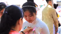 Tặng “Bông hồng cài áo” cho du khách tại Lễ hội Vu Lan báo hiếu 
