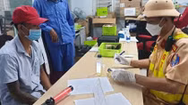 Tài xế dương tính với ma túy “vượt” chốt kiểm dịch, chống đối CSGT 