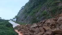 Cắm biển cảnh báo sạt lở khuyến cáo người dân và du khách tham quan tại bán đảo Sơn Trà